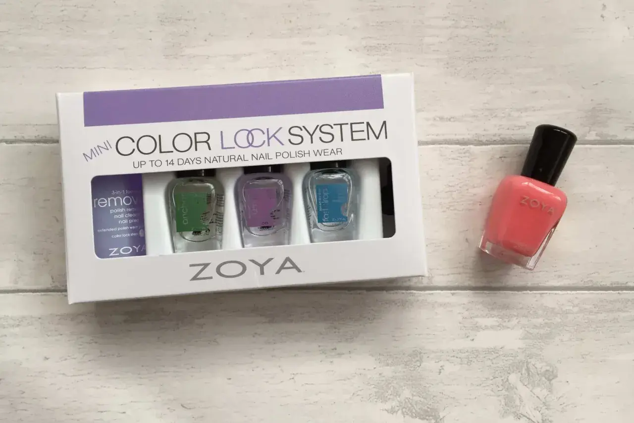 Zoya Color Lock System-kit med tre små flaskor och en separat korallfärgad Zoya nagellacksflaska.
