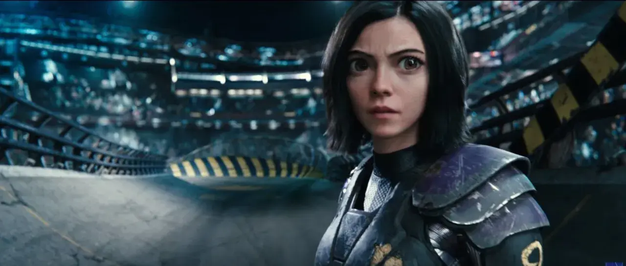 Alita Battle Angel 2: Alita w zbroi, z wielkimi oczami, stoi na arenie, gotowa do walki.