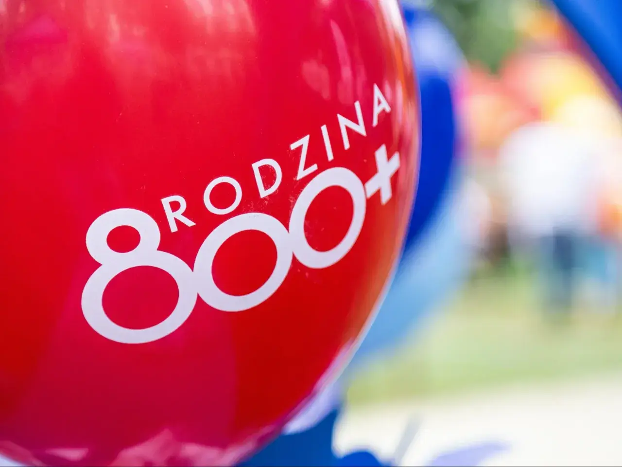 Czerwony balon z białym napisem "RODZINA 800+".