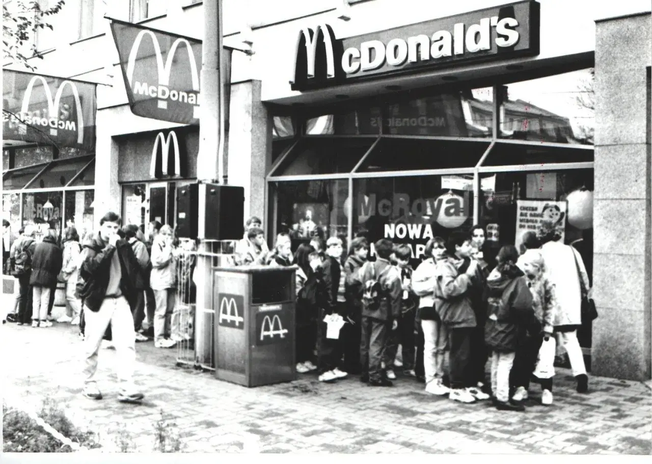 Kiedy był pierwszy McDonald's w Polsce? Zaskakujące fakty i historia