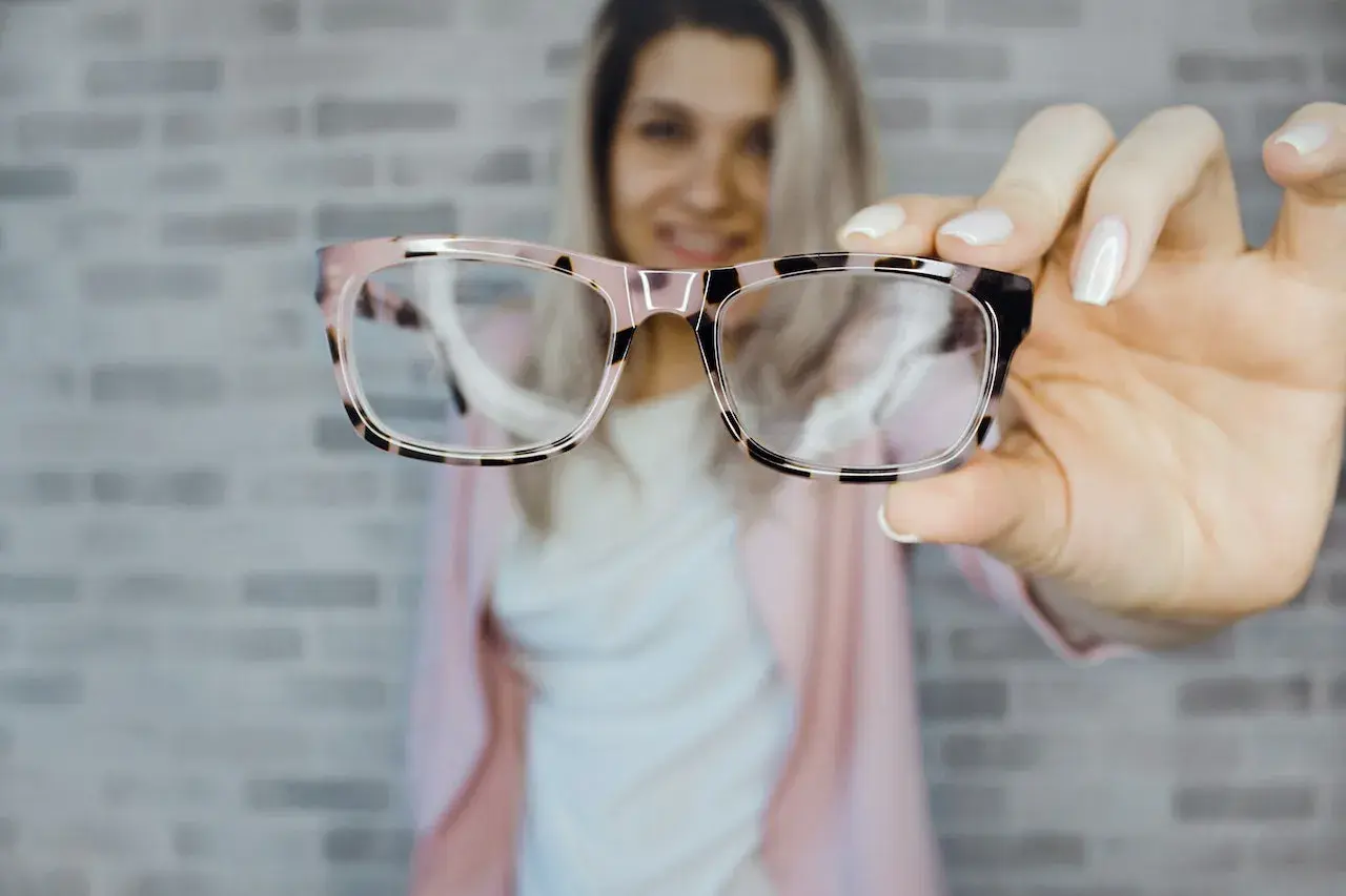 Jaki kolor oprawek do blond włosów? Odkryj najlepsze połączenia