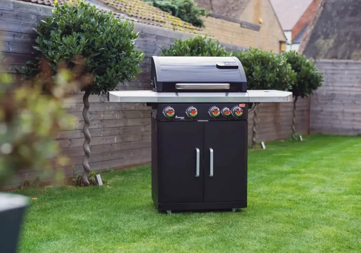Svart gasolgrill i trädgården, redo för sommarens grillfester. Kanske en av modellerna som testas i Aftonbladet?