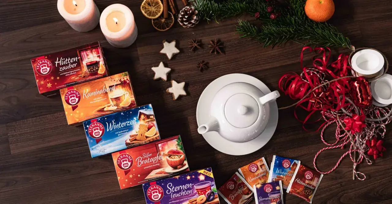 Gemütliche Teepackungen und Kerzen laden zum adventstee selber machen ein. Zimtsterne und Tannenzweige vollenden die winterliche Deko.