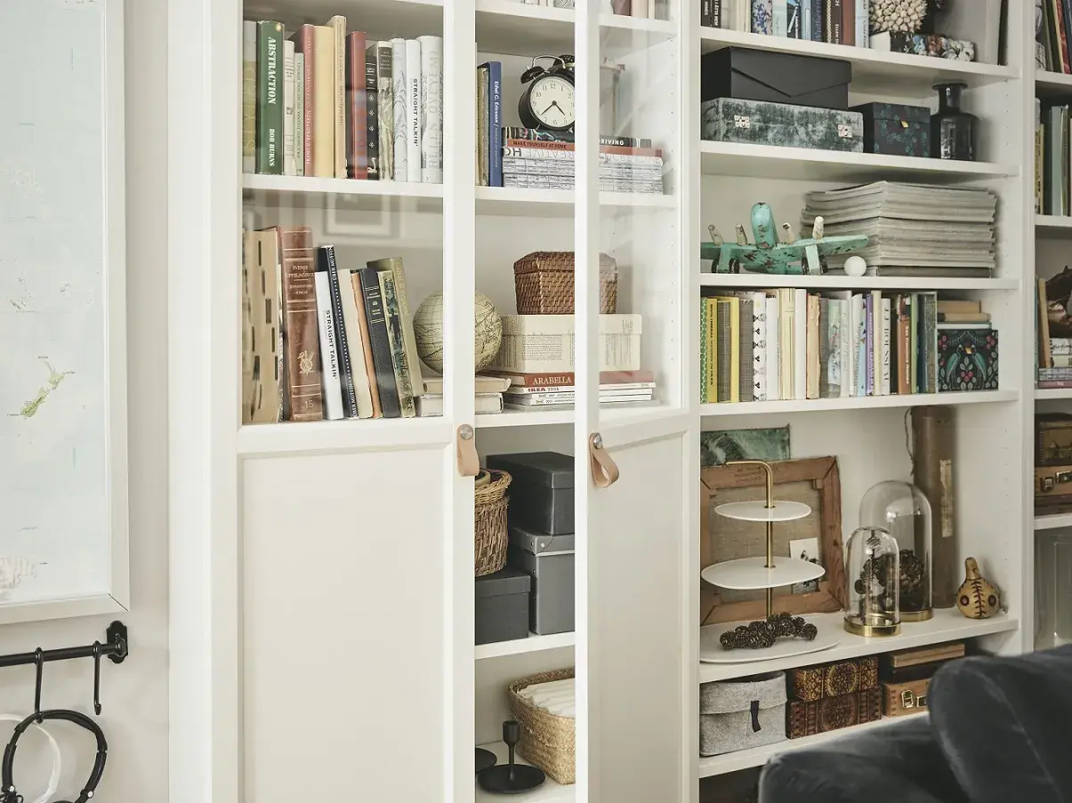 IKEA białe meble: Jak czyścić, by lśniły i nie żółkły? Poradnik