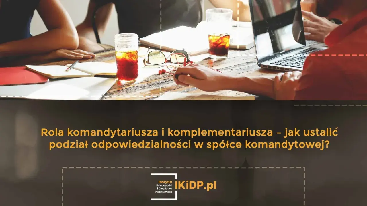 Ludzie przy stole dyskutują o podziale odpowiedzialności w spółce komandytowej.