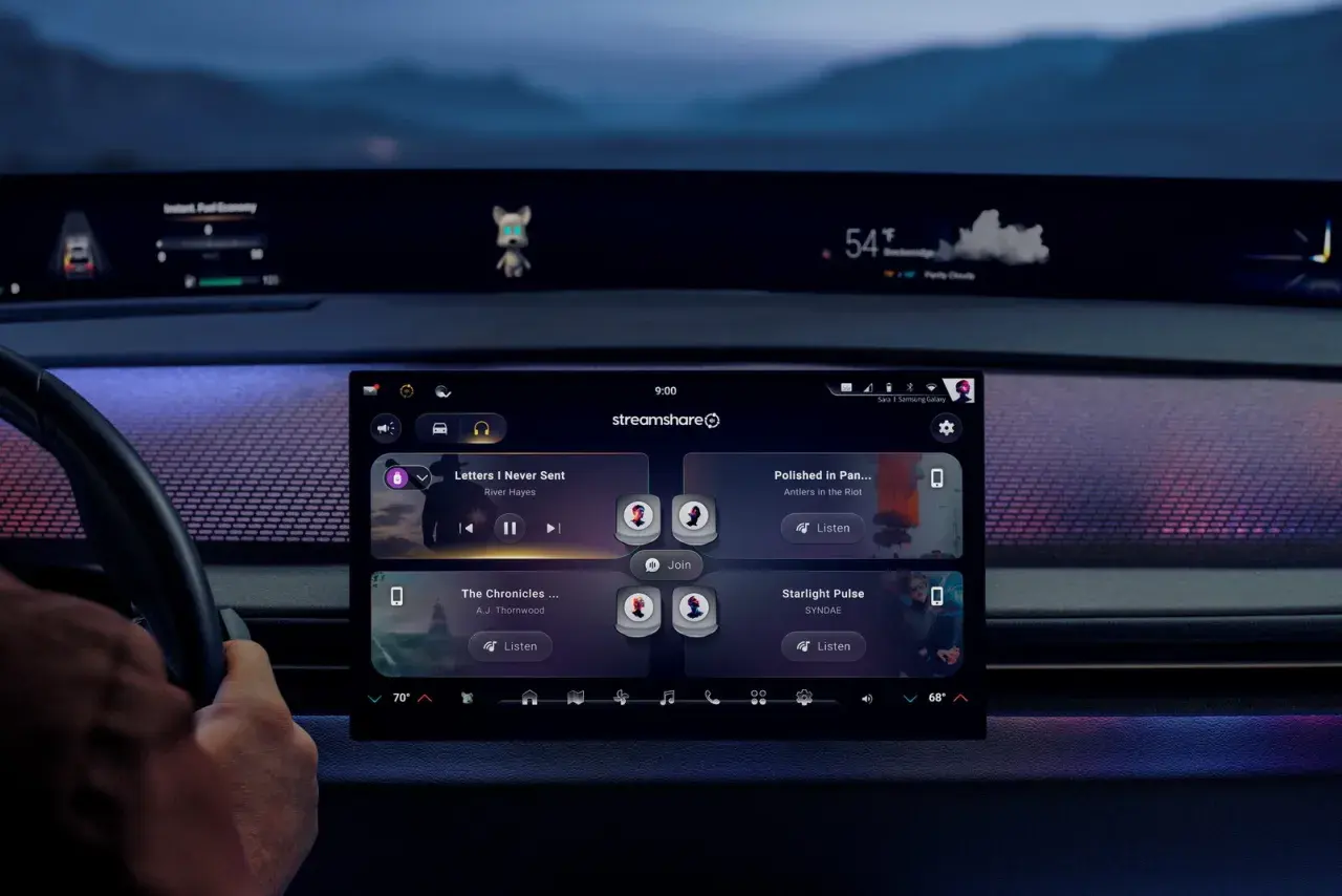 Interno auto con display touch che mostra app musicali. Icona cuffie in alto, suggerisce come collegare bluetooth per ascoltare musica.