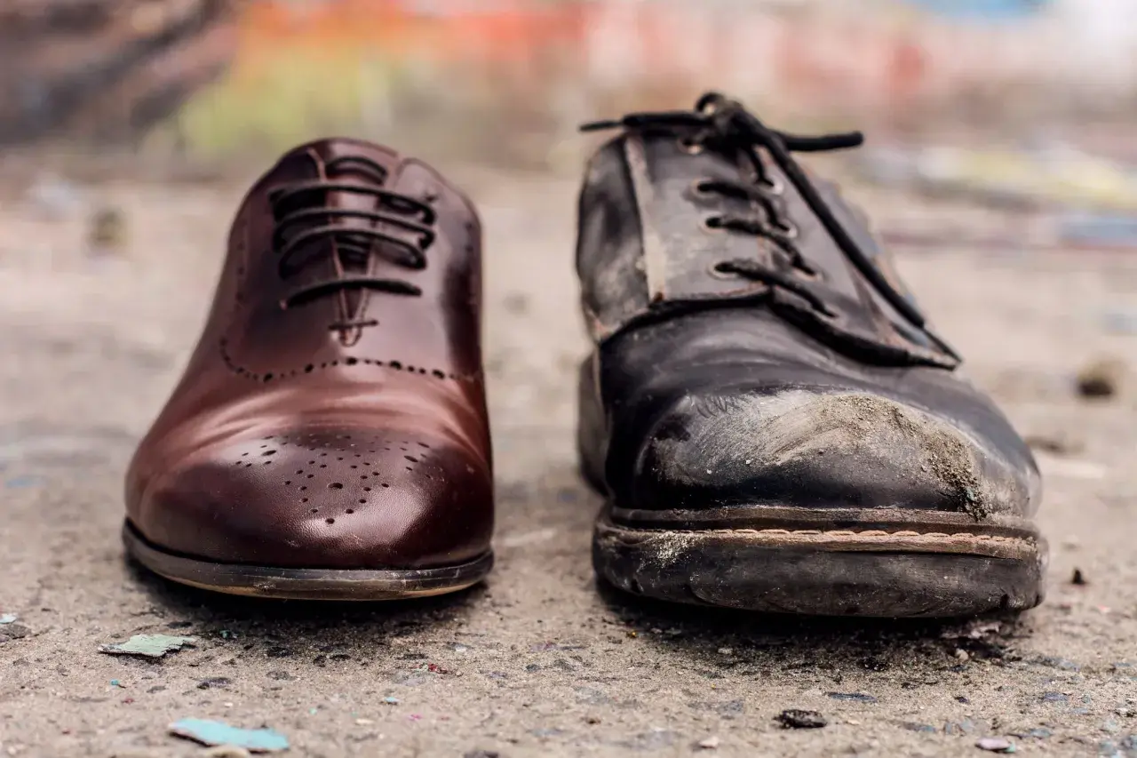 Gdzie wyrzucić zniszczone buty? Poznaj nowe przepisy i lokalizacje