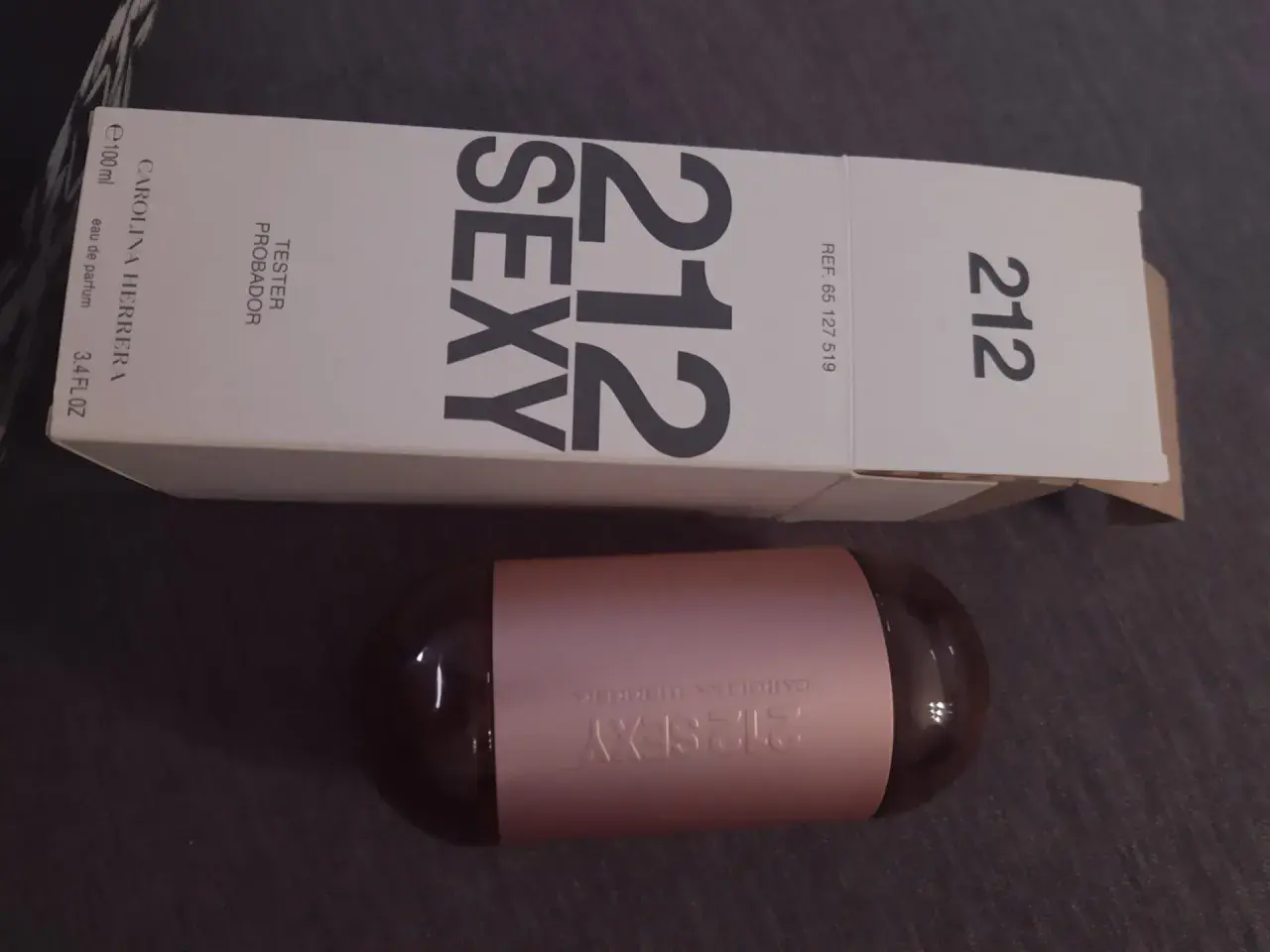 Perfumy Carolina Herrera 212 Sexy w opakowaniu testera. Elegancki flakon w kształcie kapsułki.