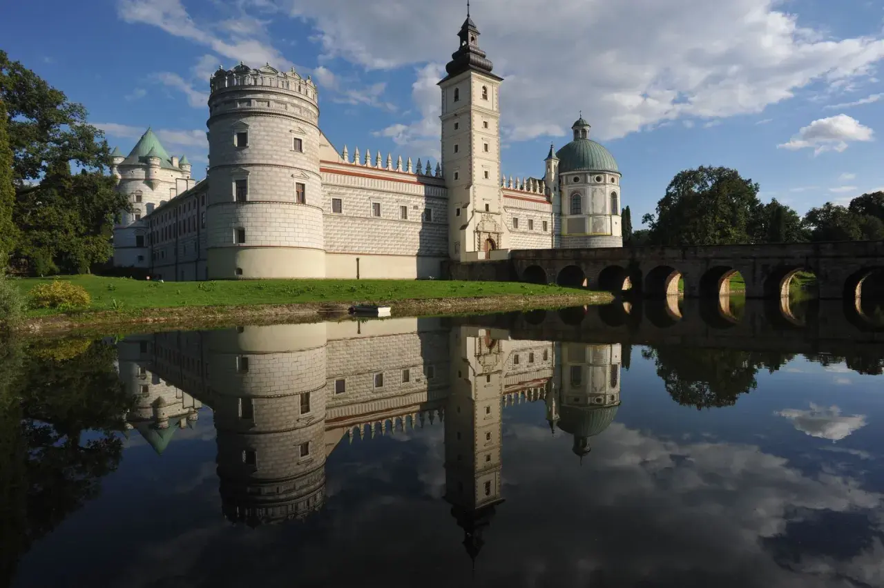 Zamek Krasiczyn i jego odbicie w wodzie. Sprawdź krasiczyn park cennik przed wizytą.