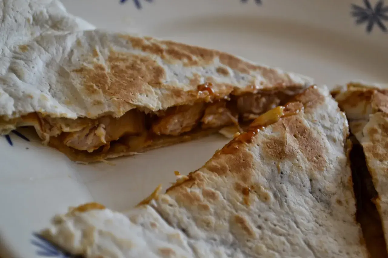 Qurrito z KFC, pyszne kawałki kurczaka w sosie, idealne na szybki posiłek. Zastanawiasz się nad kcal?
