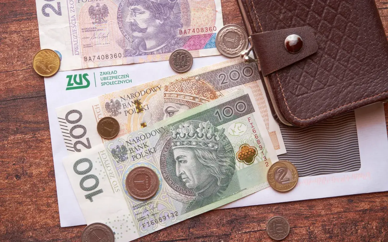 ZUS, pieniądze i portfel. Czy umowa o dzieło wlicza się do emerytury? Pytanie o przyszłość finansową.