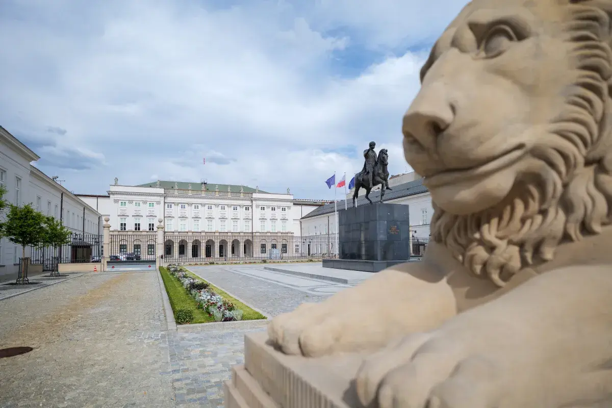 Pomnik lwa przed Pałacem Prezydenckim. Czy ustawa budżetowa na 2026 rok przetrwa bez weta nowego prezydenta?