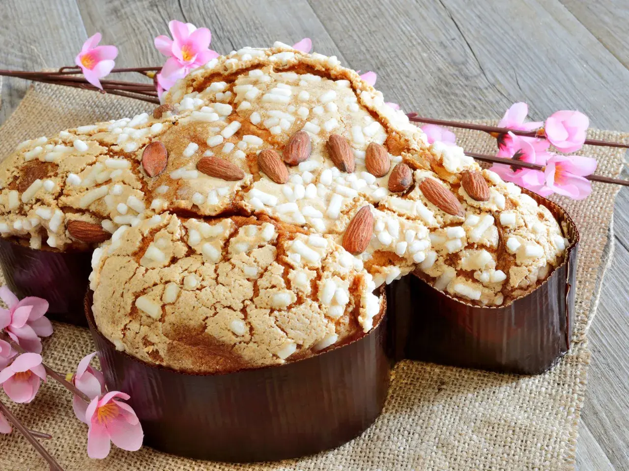 Colomba-Rezept: Osterkuchen in Taubenform, bestreut mit Mandeln und Zucker. Ein Fest für die Sinne!