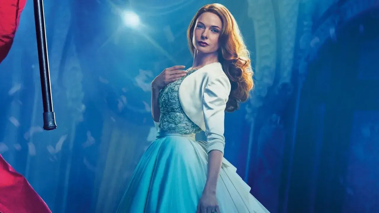 Rebecca Ferguson i en vacker klänning, redo för en föreställning. En scen från filmer med Rebecca Ferguson.