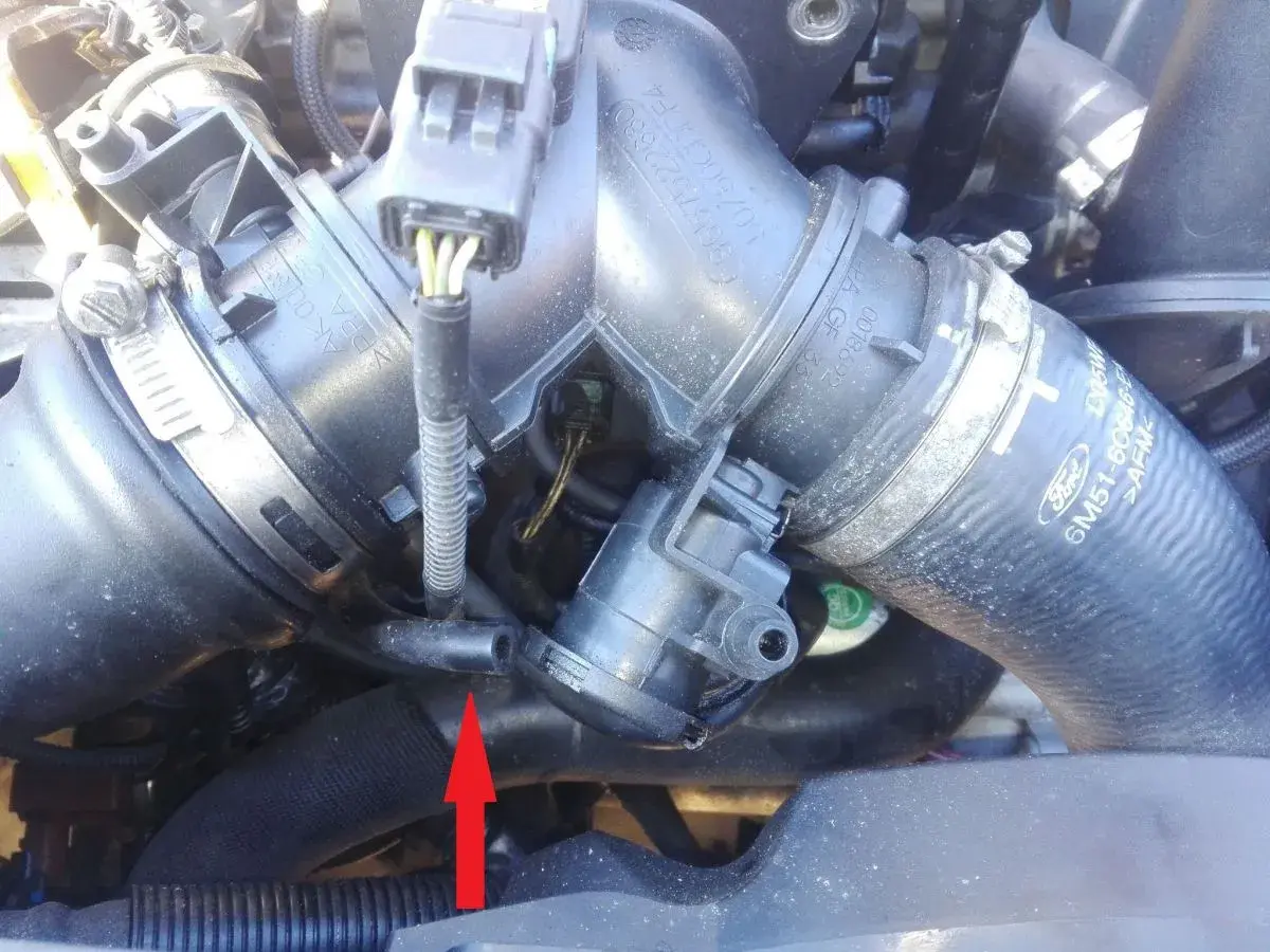 Silnik Volvo V50 słabo przyspiesza? Sprawdź ten element układu dolotowego, zaznaczony czerwoną strzałką.