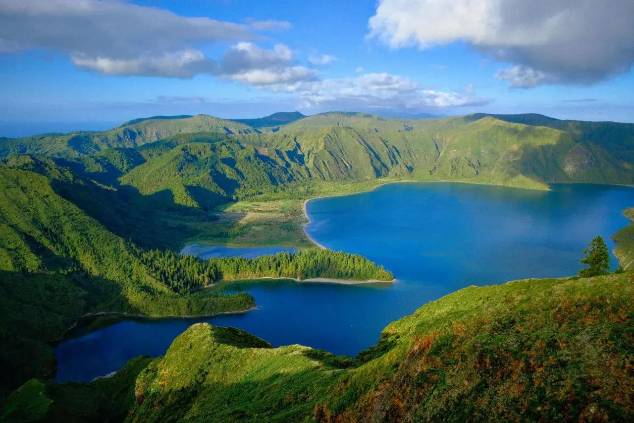 Vue panoramique des lacs bleus et des montagnes verdoyantes des Açores, un paysage à couper le souffle.