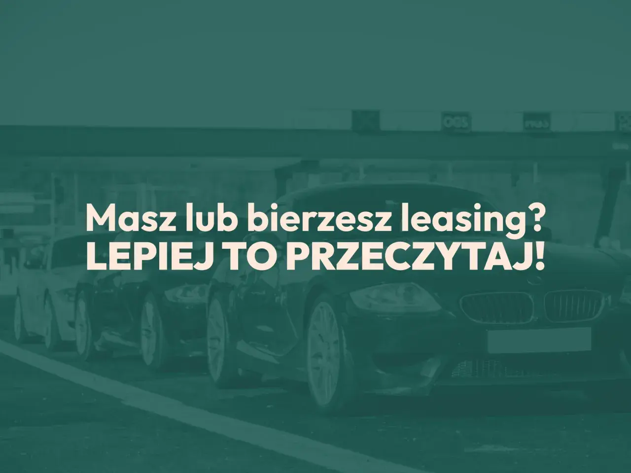 Rząd luksusowych samochodów, tekst: "Masz lub bierzesz leasing? LEPIEJ TO PRZECZYTAJ!". Dowiedz się o leasingu i amortyzacji.