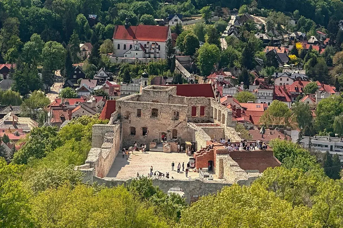 Ruiny zamku w Kazimierzu Dolnym, idealne miejsce, by zobaczyć w Kazimierzu Dolnym. Widać też miasteczko i kościół.