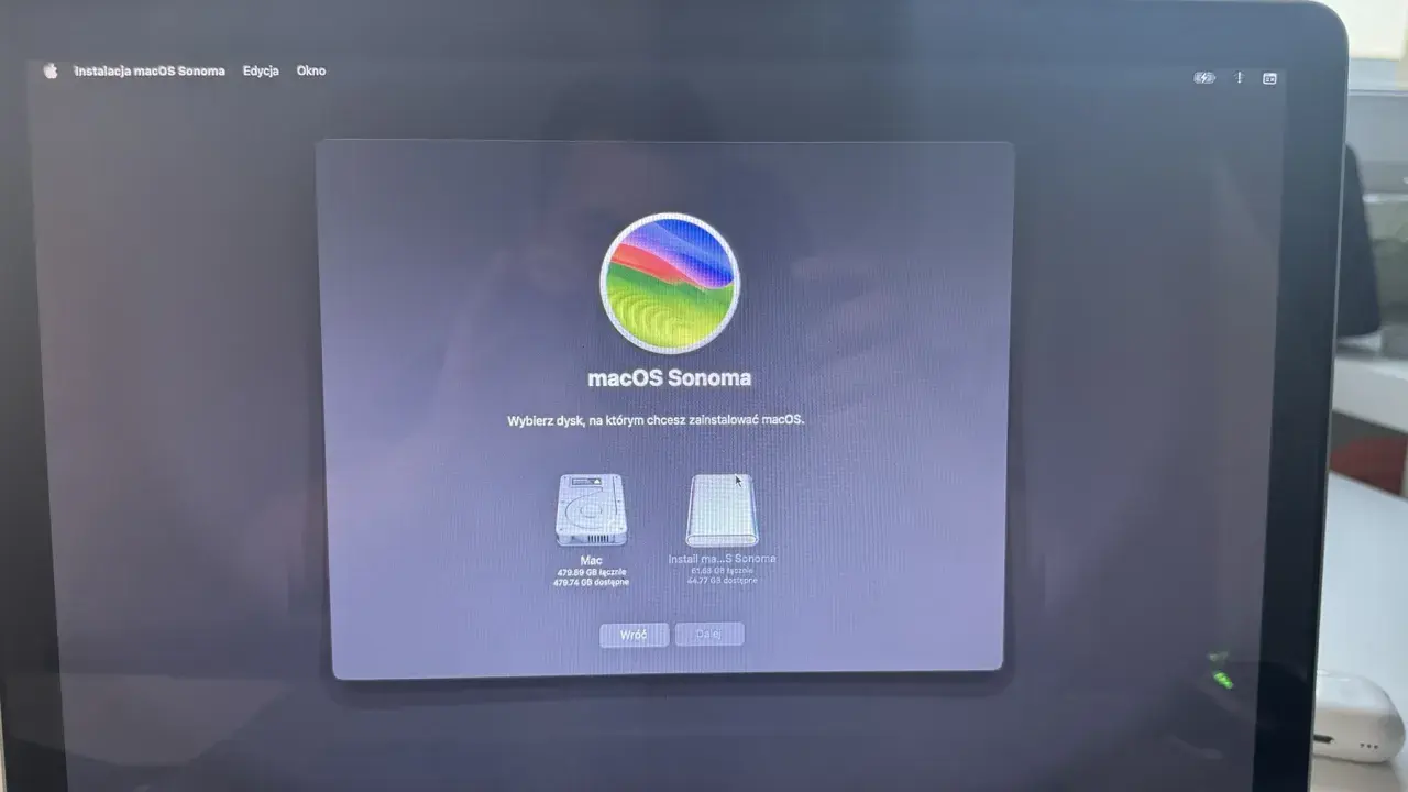 Ekran instalacji macOS Sonoma. Wybierz dysk, aby dowiedzieć się, jak sformatować MacBooka.