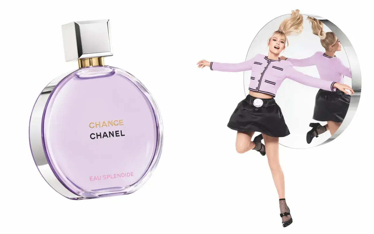 Chanel Chance 100ml. Radosna kobieta w pastelowej stylizacji skacze przed lustrem, obok flakonik perfum.