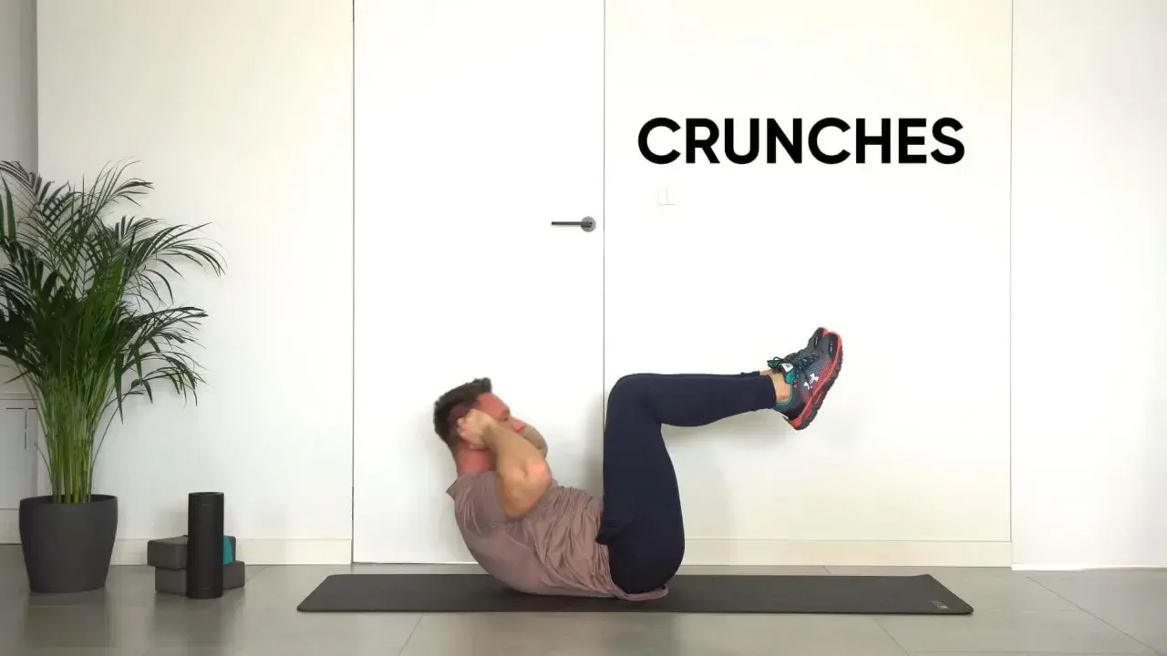 Mężczyzna wykonuje ćwiczenie ab crunch na macie.
