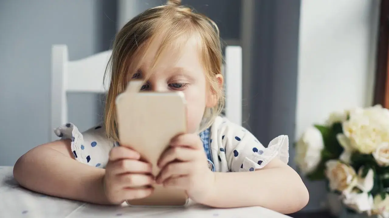 Jak telefon komórkowy wpływa na rozwój dziecka - negatywne skutki ekranów