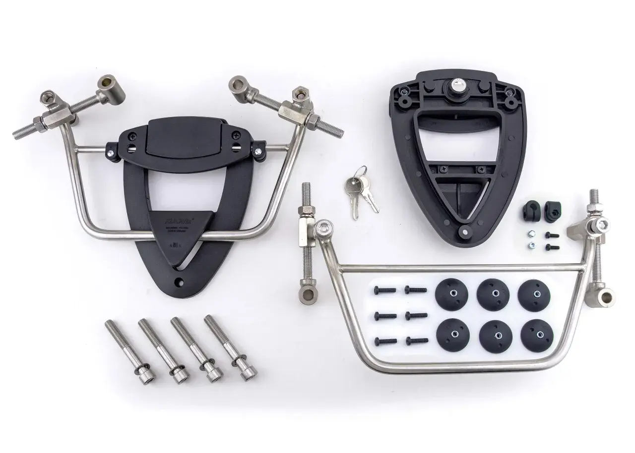 Kit completo per il supporto borse laterali moto, con staffe in metallo, piastre nere e viteria.