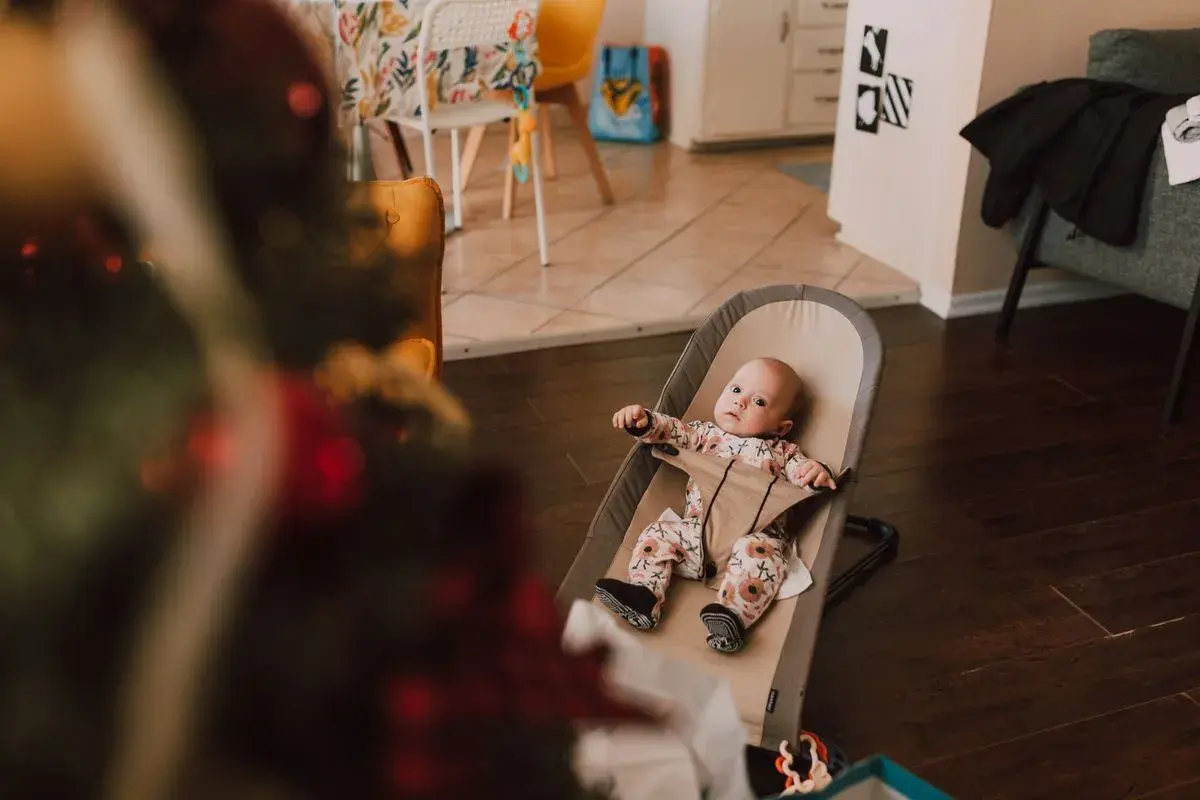 Söt bebis i en beemoo babysitter, redo för lek eller en tupplur.