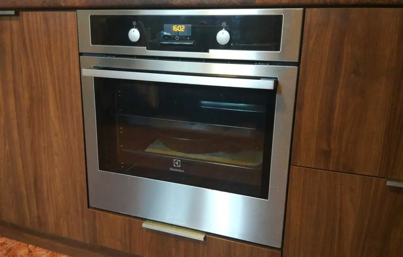 Nowoczesny piekarnik do zabudowy Electrolux, idealny do kuchni. Sprawdź nasz ranking piekarników do zabudowy!