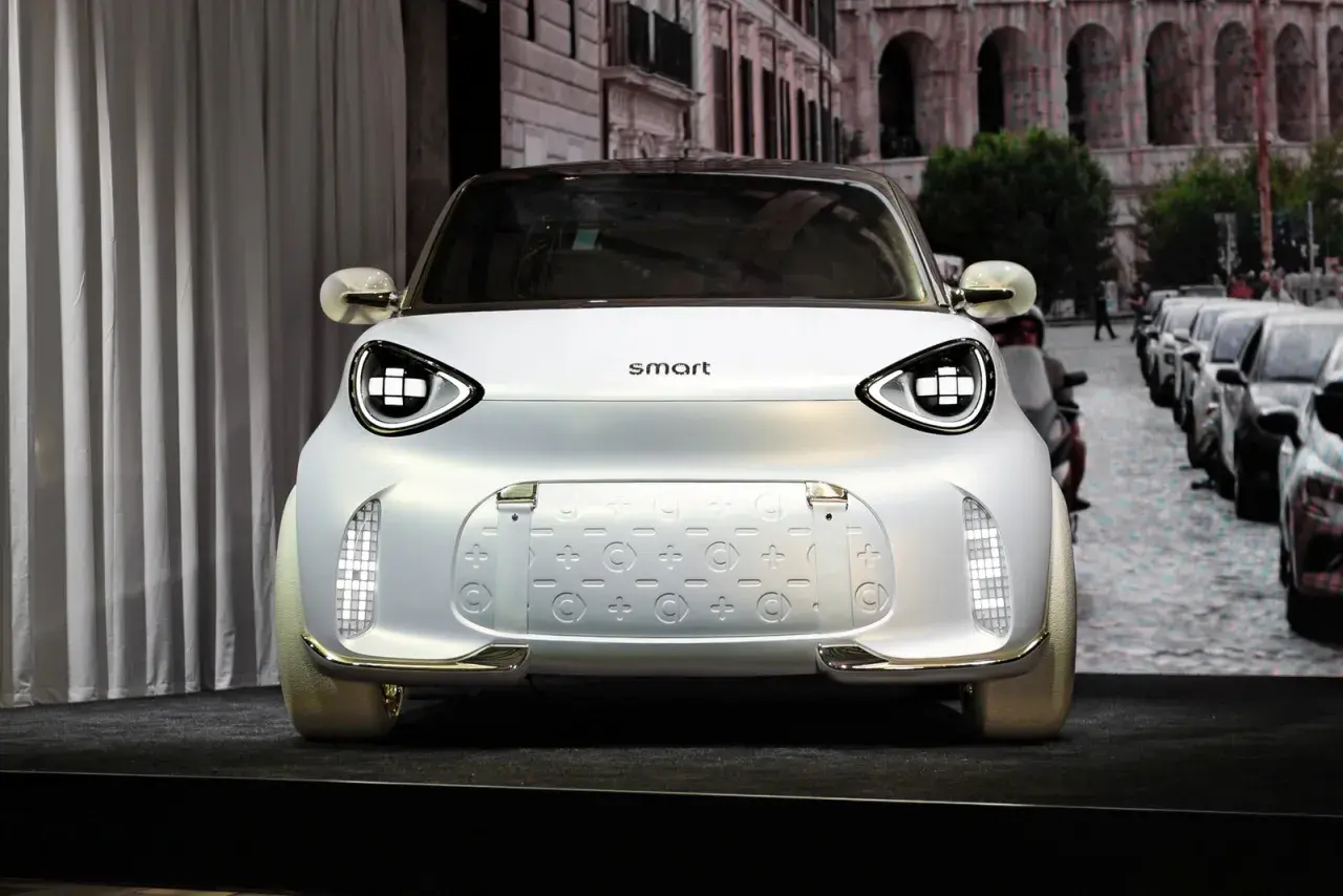 La nuova smart #2, un'auto elettrica dal design futuristico, si presenta con fari a LED luminosi e un frontale unico.