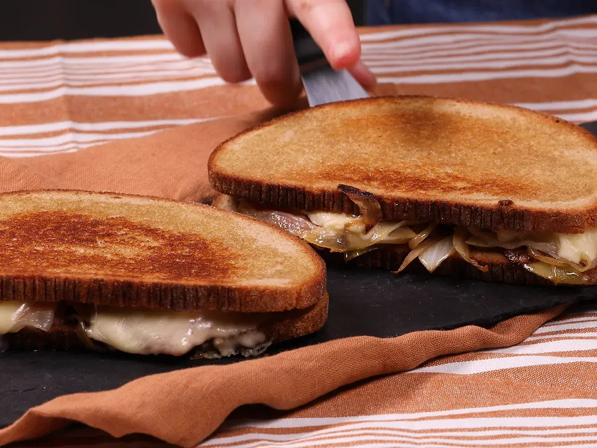 Deux croque montagnards gourmands, pain grillé, fromage fondant et oignons caramélisés. Un délice réconfortant.
