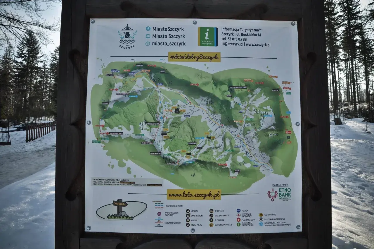 Mapa Szczyrku z zaznaczonymi trasami, w tym najładniejszy szlak na Skrzyczne. Widok na zimowy krajobraz.
