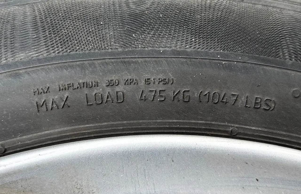 Oznaczenia opon: maksymalne ciśnienie 350 kPa (51 PSI), maksymalne obciążenie 475 kg (1047 LBS).
