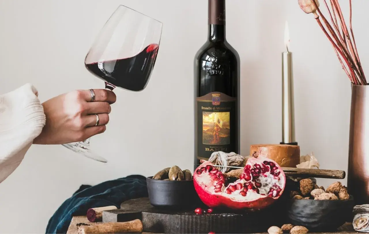 Un bicchiere di Brunello di Montalcino, pronto per essere gustato con formaggio e frutta secca. Perfetti abbinamenti per un'esperienza sensoriale.