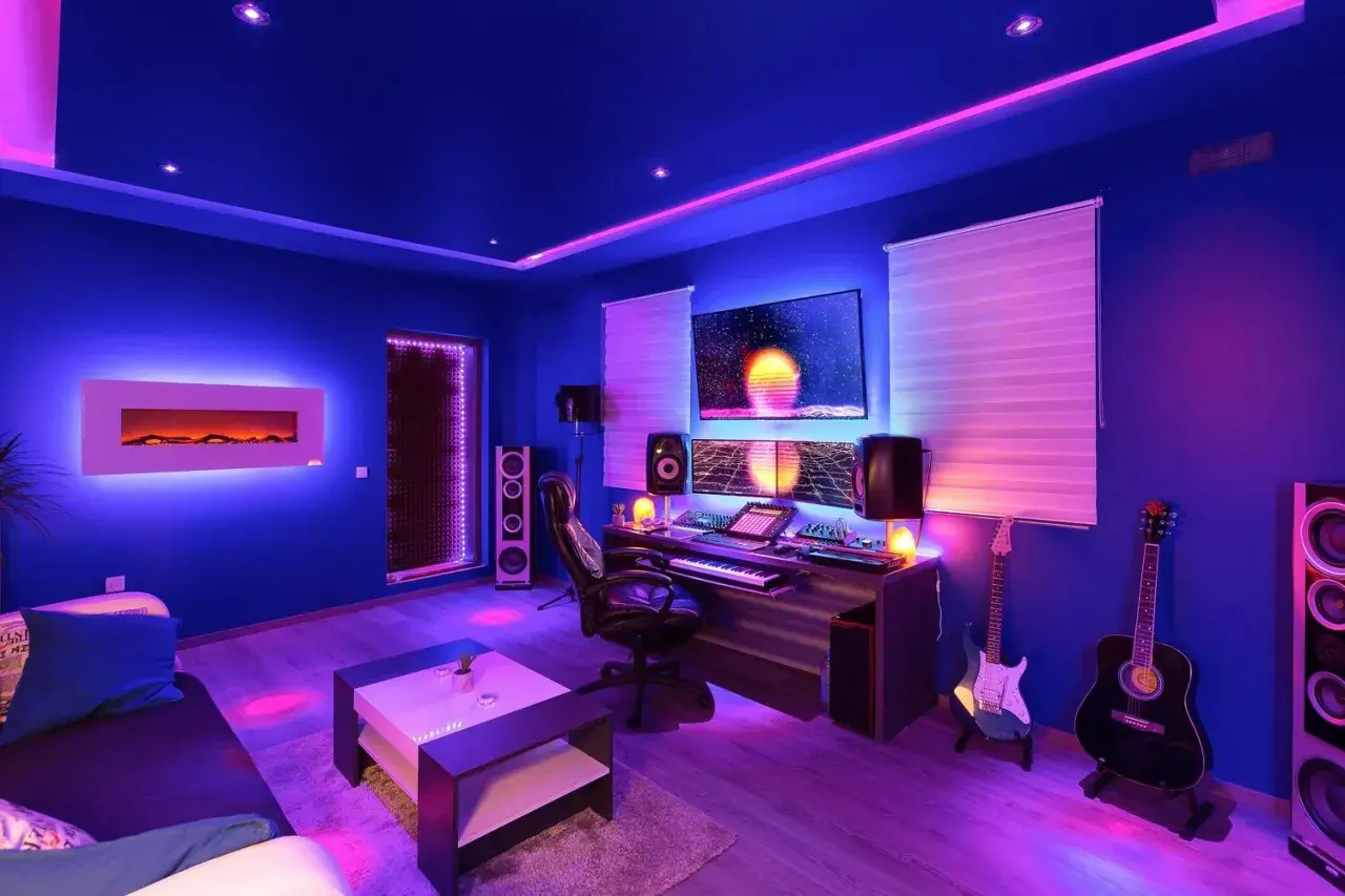 Estudio de música con **plafón led colores** vibrantes, guitarras, equipo de sonido y pantallas.