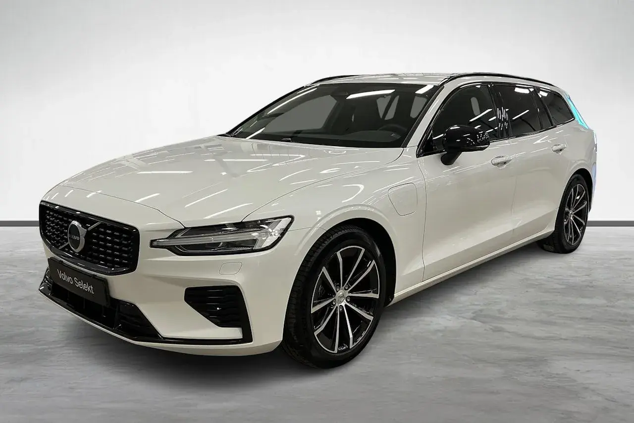 Vit Volvo V60 laddhybrid, perfekt för dig som söker kamremsbyte volvo v60 pris. Modern design och premiumkänsla.