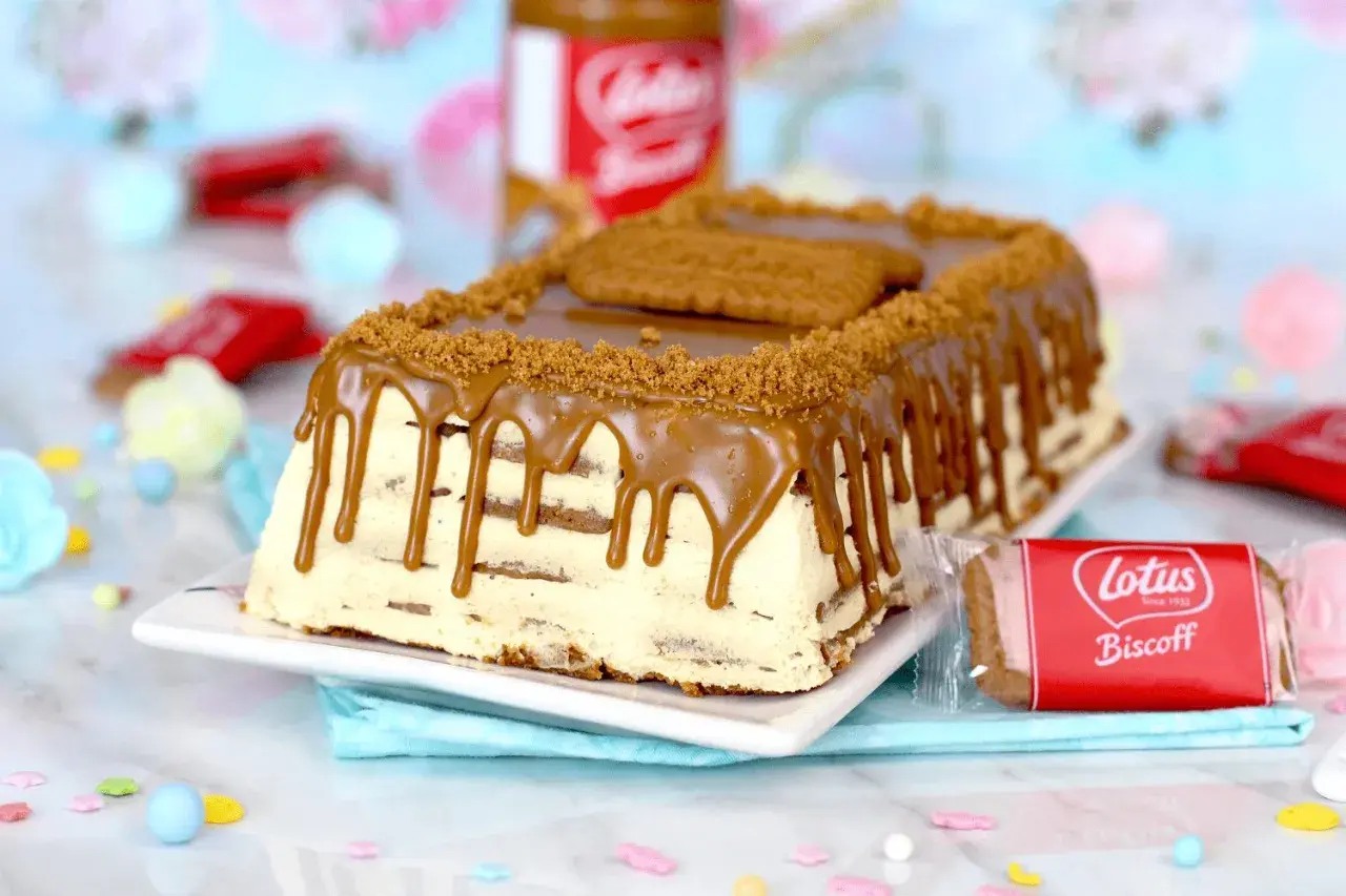 Deliciosa tarta de la abuela con crema y galletas, cubierta de chocolate y virutas de galleta. ¡Un postre irresistible!