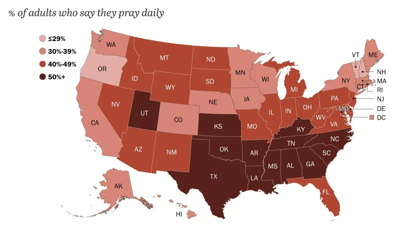 Mapa USA pokazująca odsetek dorosłych modlących się codziennie. Różne odcienie brązu odzwierciedlają poziomy religii w USA.