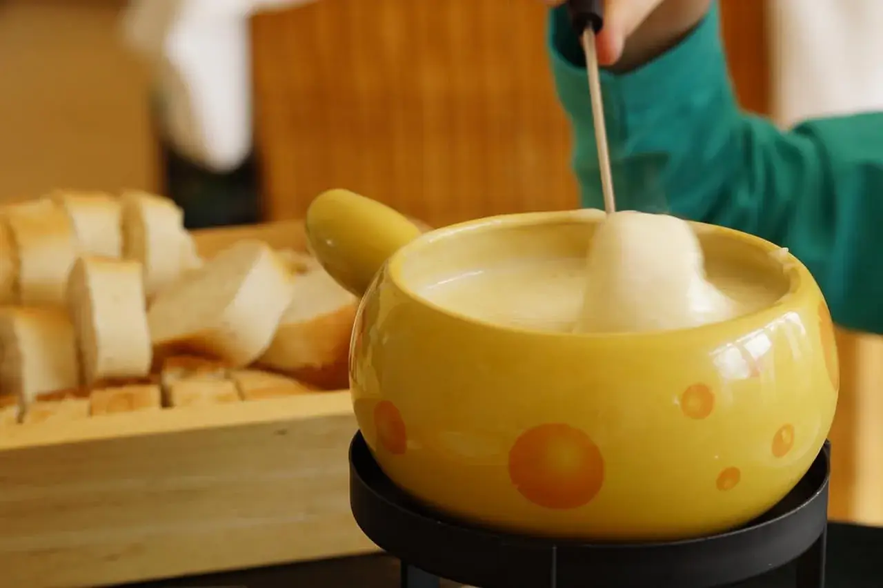 Un délicieux fondue suisse fromage crémeux, prêt à être dégusté avec du pain croustillant.