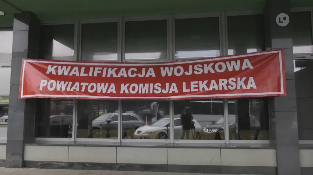 Czerwony baner informuje o kwalifikacji wojskowej i powiatowej komisji lekarskiej.