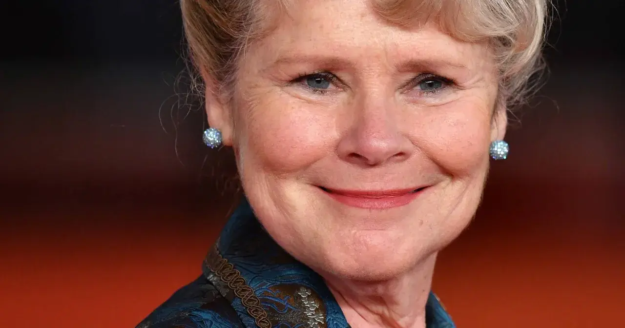 Uśmiechnięta Imelda Staunton, znana z roli Dolores Umbridge w Harry Potter, w błyszczących kolczykach.