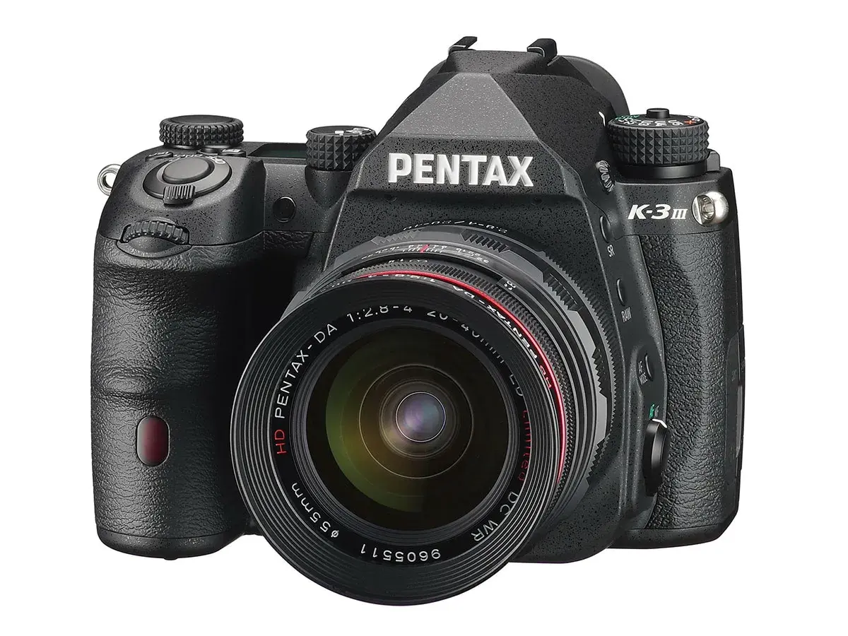 La Pentax K-3 III, protagonista di questa recensione, è una reflex digitale robusta e performante, pronta a catturare ogni tuo scatto.