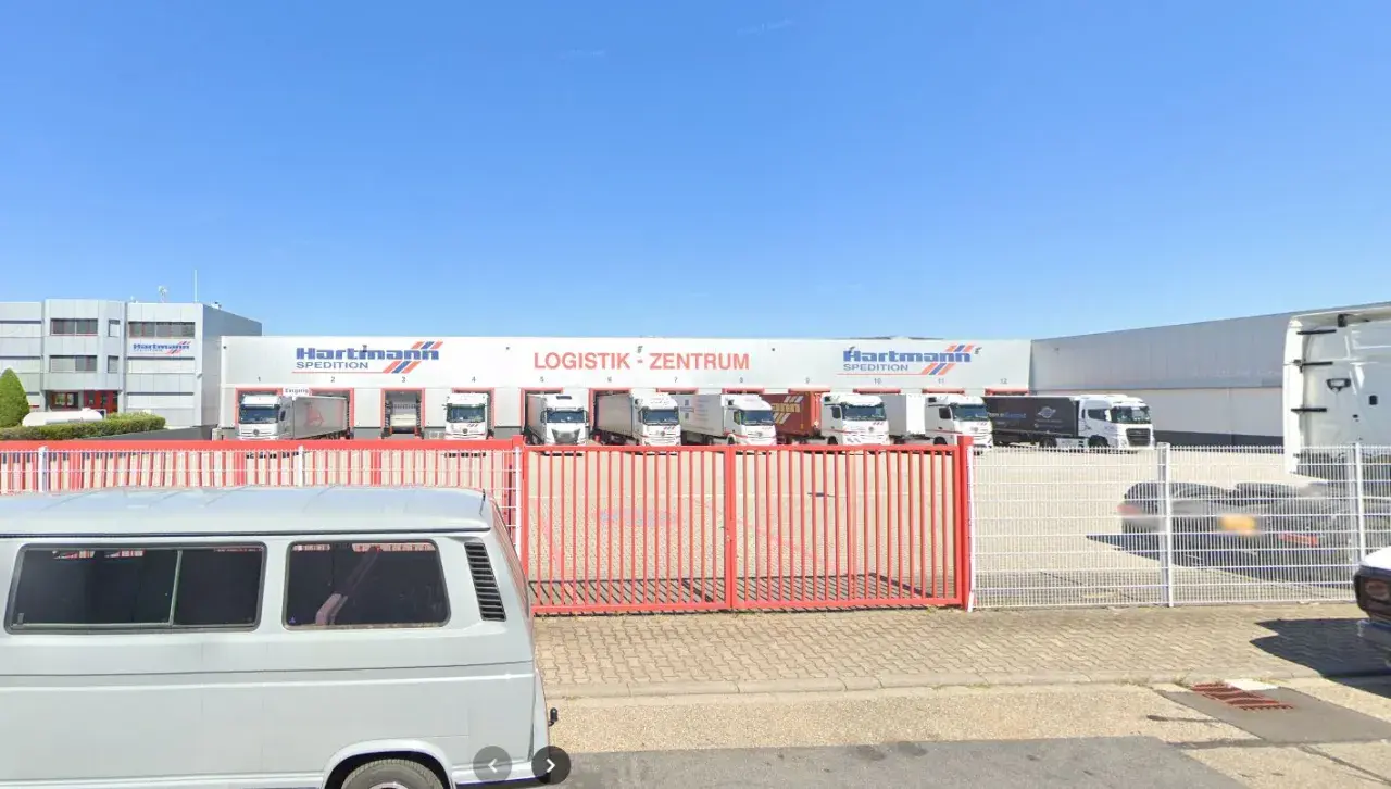 LKW-Flotte vor dem Logistikzentrum der Hartmann Spedition & Logistik AG.