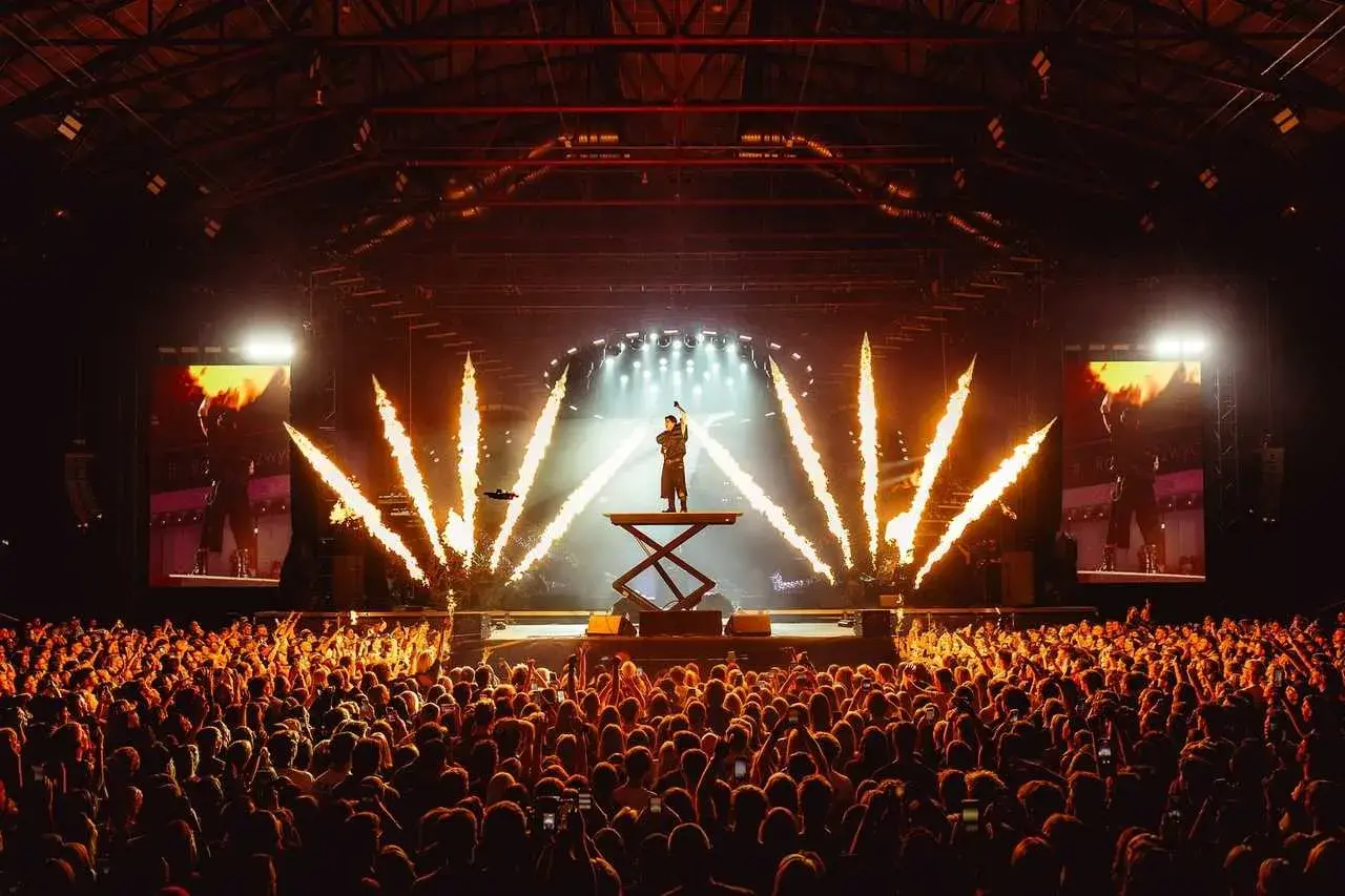 Sobel na scenie, otoczony płomieniami, śpiewa dla rozentuzjazmowanego tłumu. Koncert pełen energii!