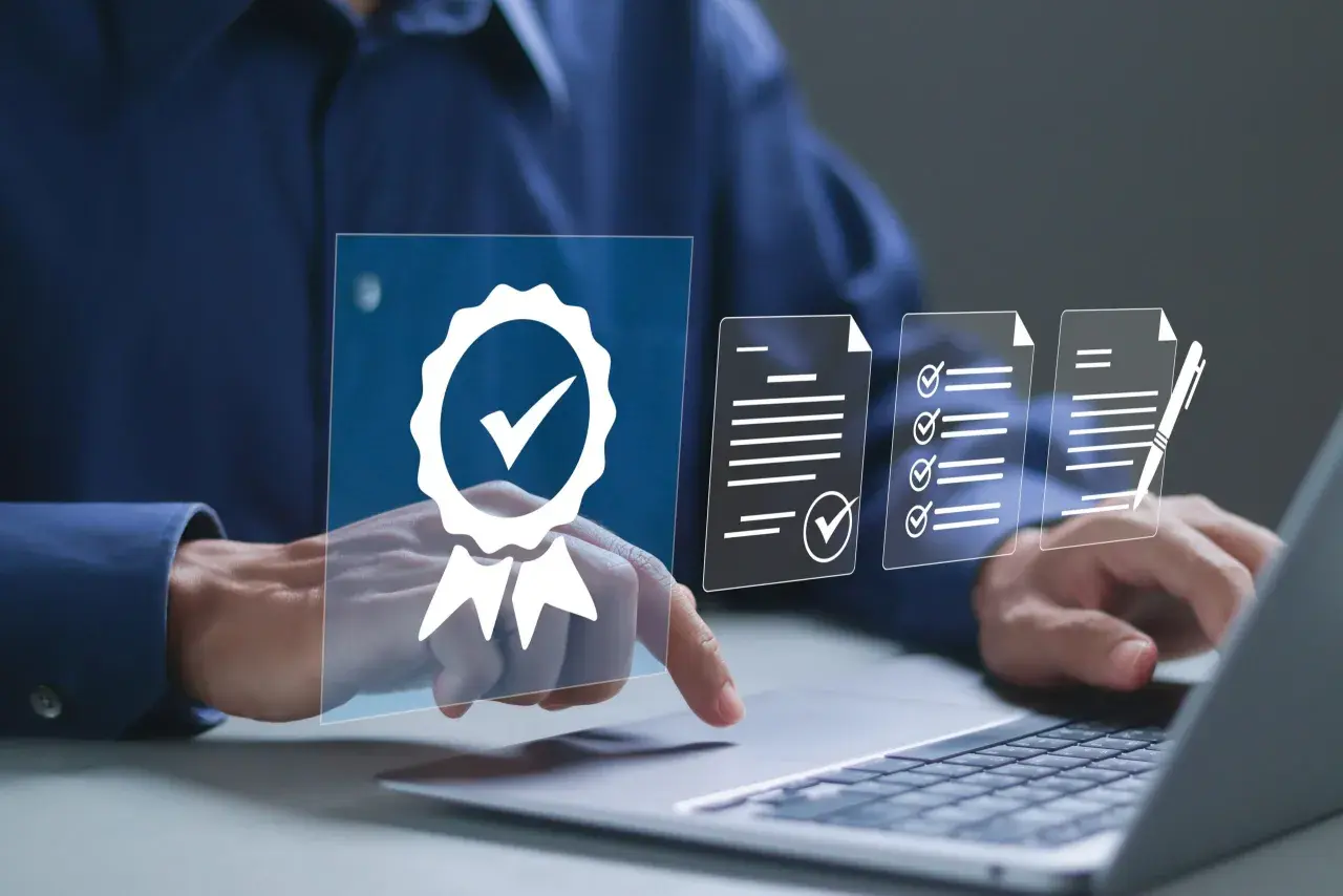 Proceso de validación certificado digital con iconos de documentos y sello de aprobación.