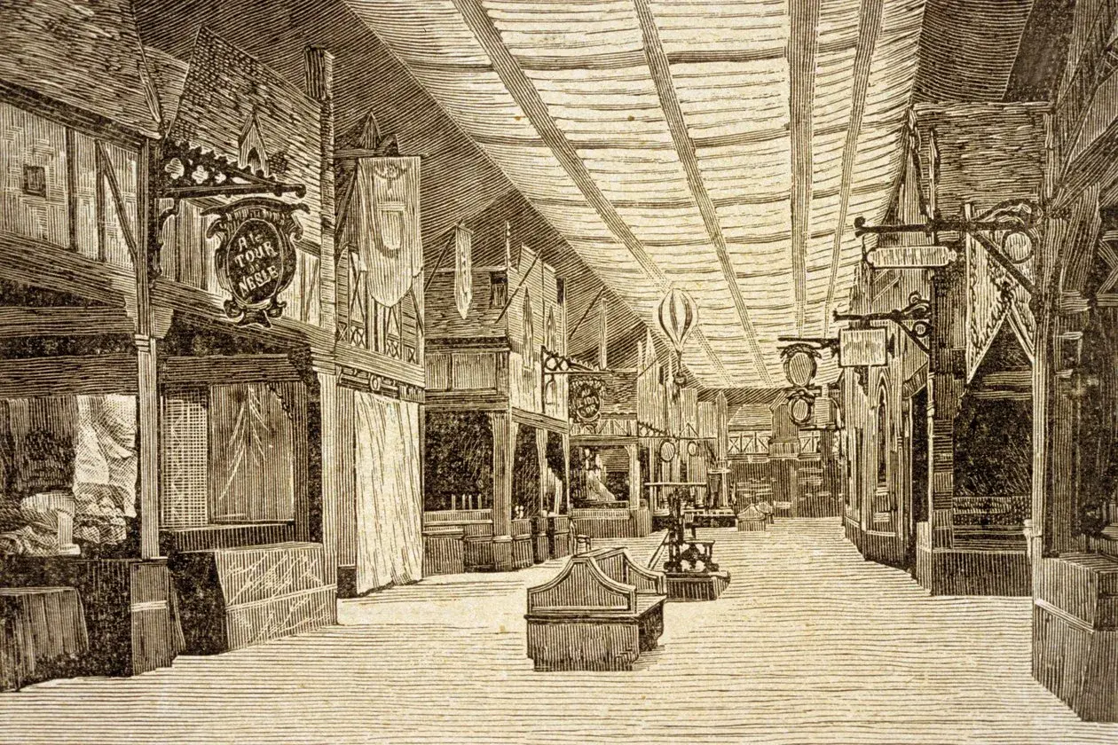 Bazar de la Charité: eine belebte Halle mit Ständen, Bannern und einem Heißluftballon.