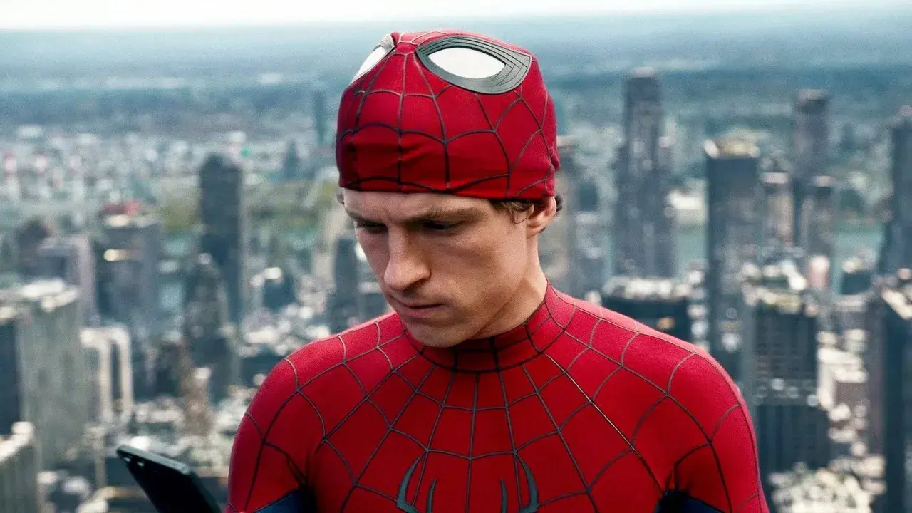 Spider-Man, con il suo costume rosso e blu, guarda un tablet con uno sfondo di grattacieli. Una recensione di Spider-Man che cattura l'essenza del personaggio.
