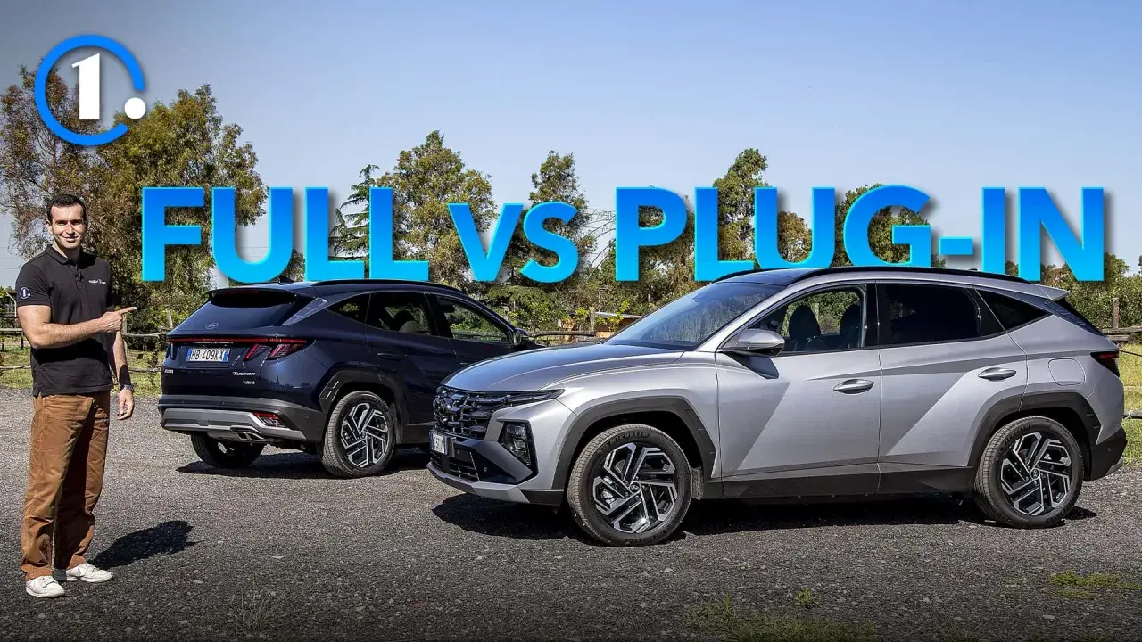 Confronto tra full hybrid modelli: un uomo indica due Hyundai Tucson, una blu e una grigia, sotto la scritta "FULL VS PLUG-IN".
