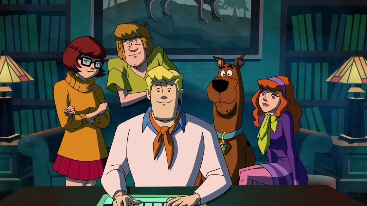 Fred, Daphne, Velma, Shaggy i Scooby-Doo w bibliotece, gotowi na kolejną zagadkę.