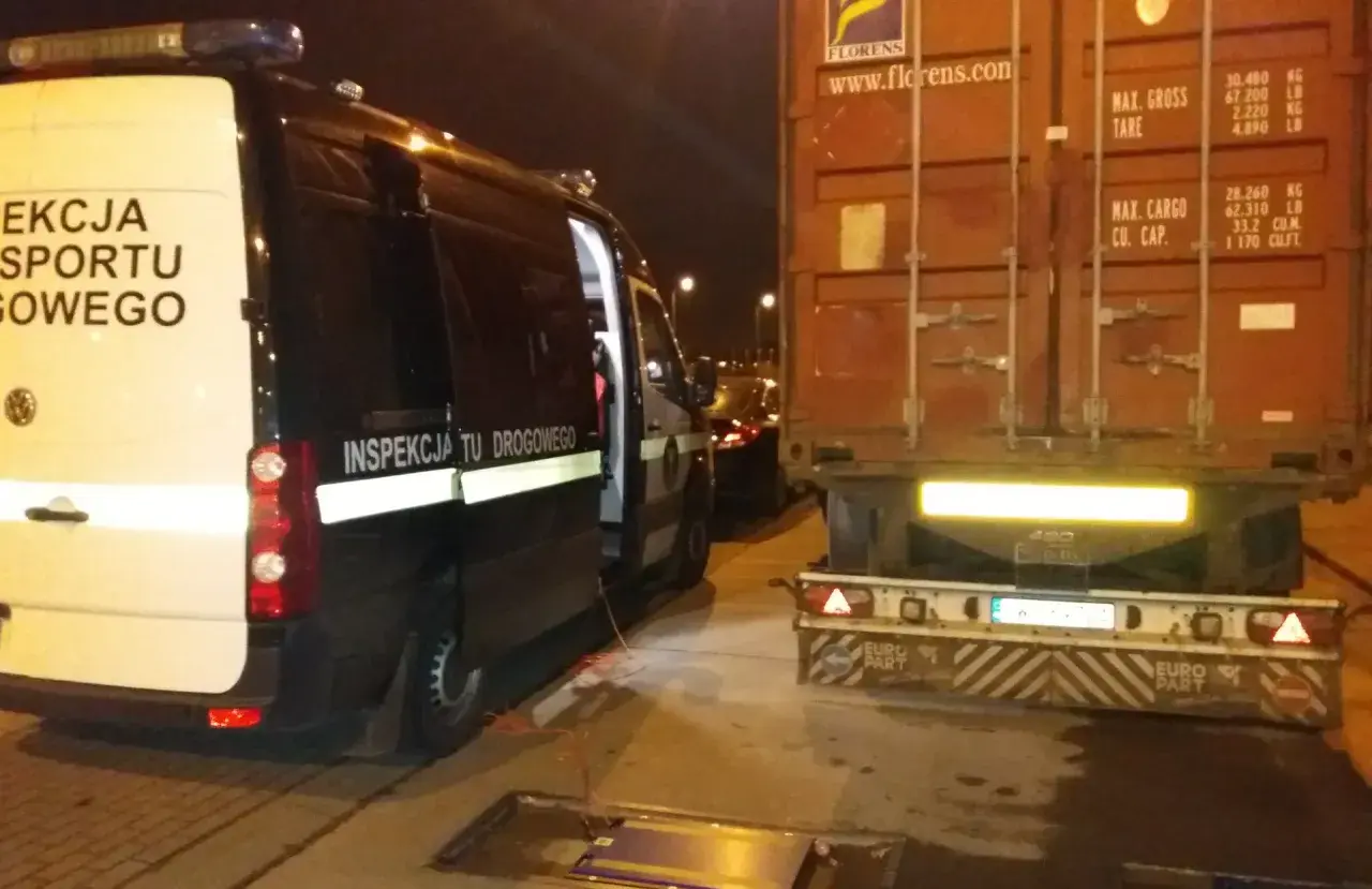 Kontrola ITD w firmie. Ciężarówka z kontenerem zatrzymana do kontroli. Kierowca może otrzymać karę za przekroczenie masy.